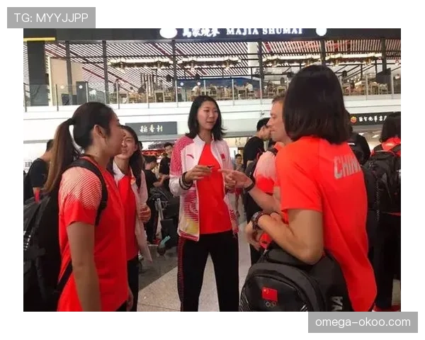 袁心玥机场那只包也太贵了，队友站旁边像路人，真是啊